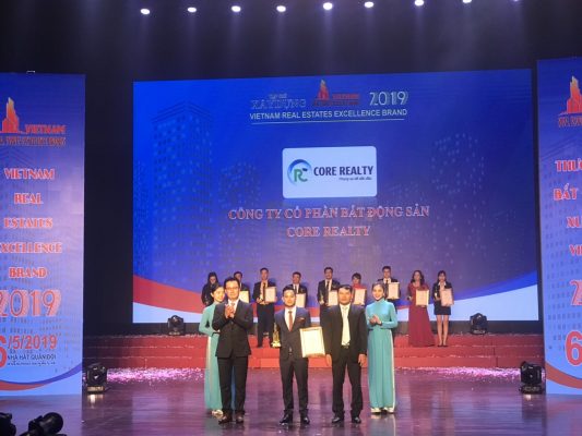 Đại diện Corerealty tổng giám đốc Nguyễn Văn Duy lên nhận giải thưởng