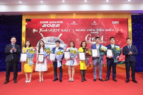 Ban Lãnh đạo CoreGroup trao bằng khen cho các Nhân viên hạng Gold